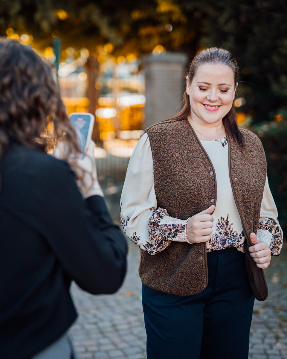 Adara blouse pumicestone paisley
