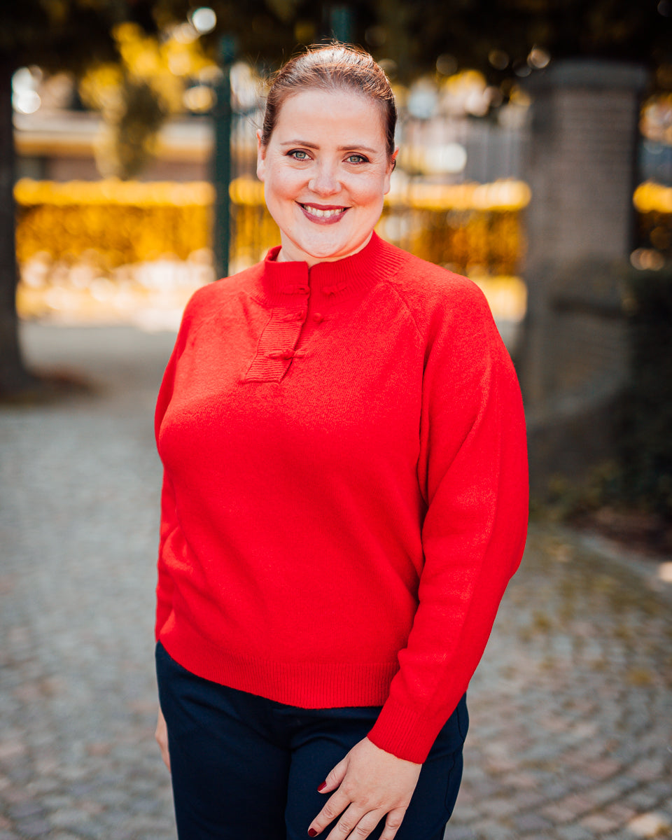 Dasila pull fiery red