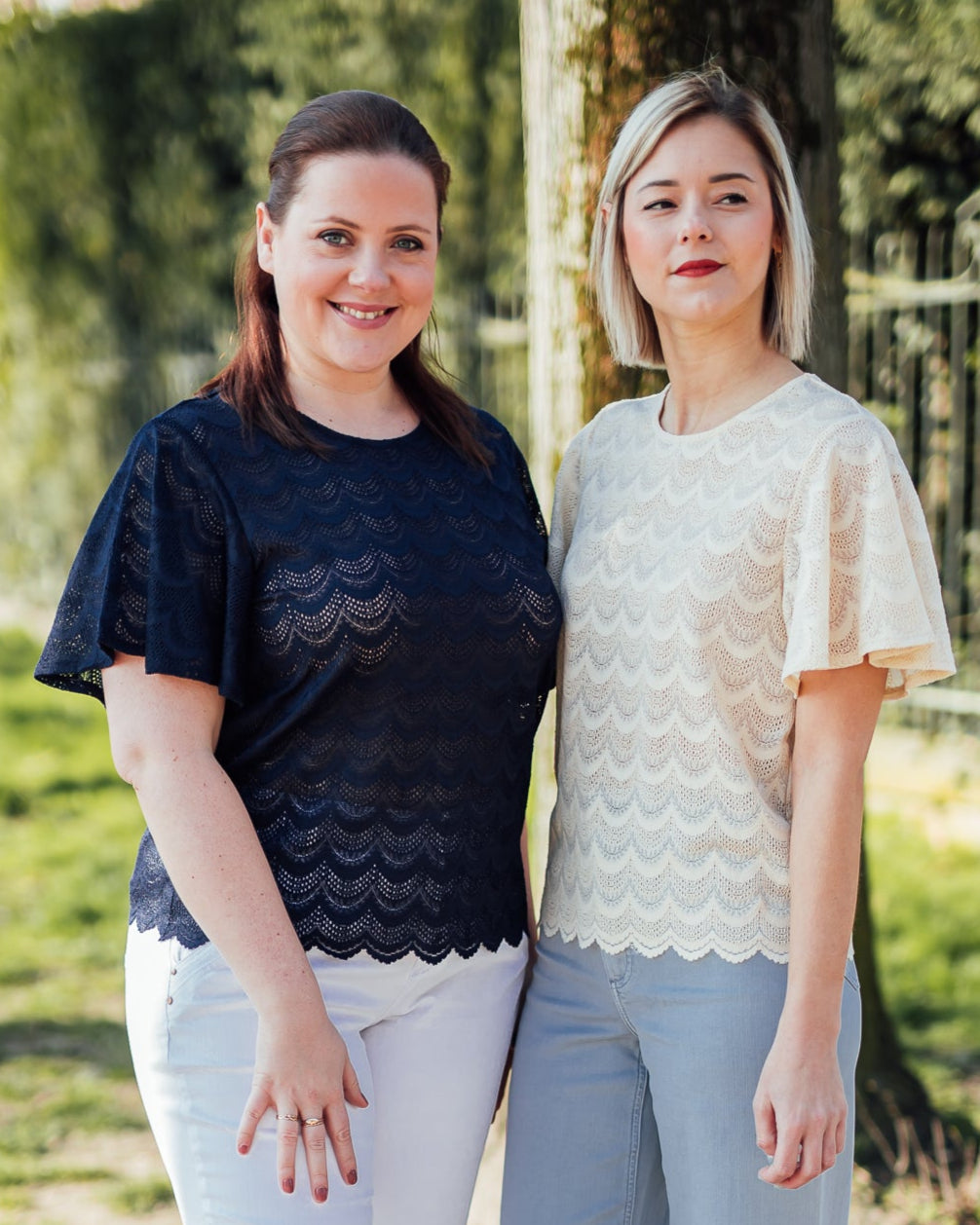 Larna lace top donkerblauw of ecru