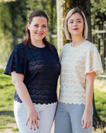 Larna lace top donkerblauw of ecru