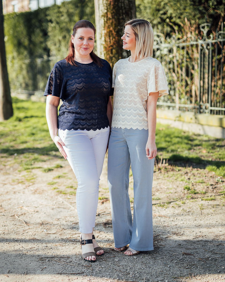 Larna lace top donkerblauw of ecru